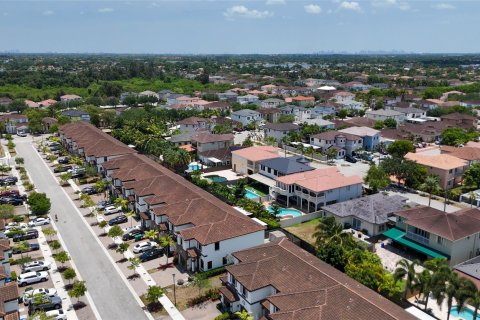 Adosado en venta en Hialeah, Florida, 4 dormitorios, 178.47 m2 № 1183374 - foto 7