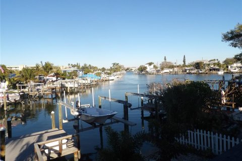 Propiedad comercial en venta en Madeira Beach, Florida, 3 dormitorios, 190.64 m2 № 1342611 - foto 1