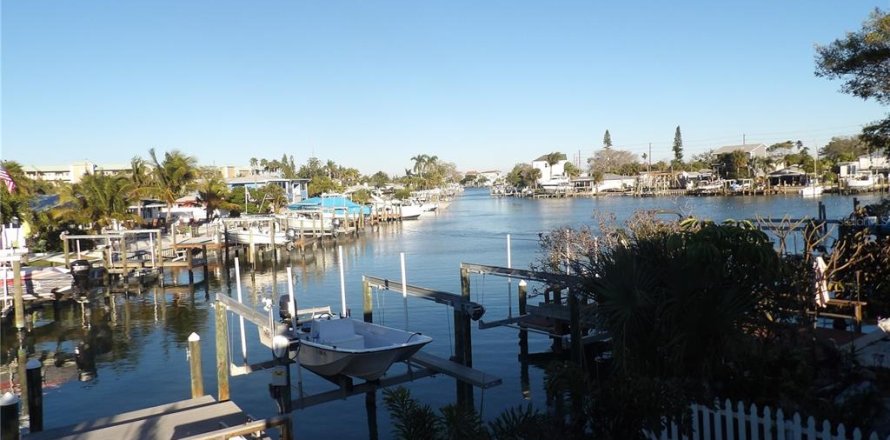 Commercial property in Madeira Beach, Florida 3 bedrooms, 190.64 sq.m. № 1342611