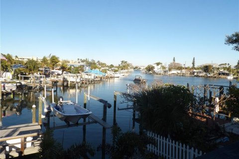 Propiedad comercial en venta en Madeira Beach, Florida, 3 dormitorios, 190.64 m2 № 1342611 - foto 2