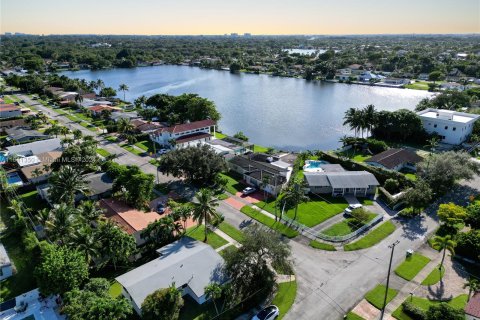 Villa ou maison à vendre à Miami, Floride: 4 chambres № 1319048 - photo 19