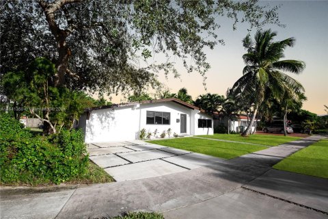 House in Miami, Florida 4 bedrooms № 1319048 - photo 23