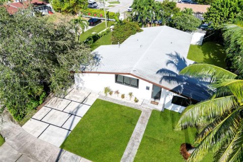 House in Miami, Florida 4 bedrooms № 1319048 - photo 16