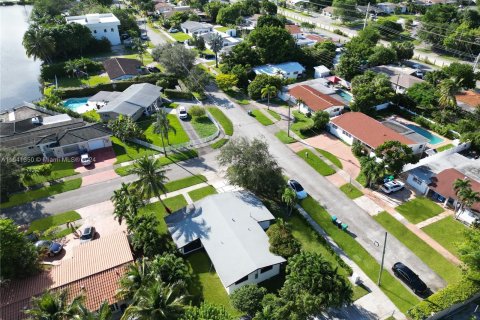 House in Miami, Florida 4 bedrooms № 1319048 - photo 21