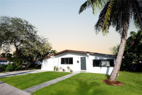 Casa en venta en Miami, Florida, 4 dormitorios № 1319048 - foto 14