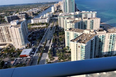 Condo in Hollywood, Florida, 1 bedroom  № 1375964 - photo 3