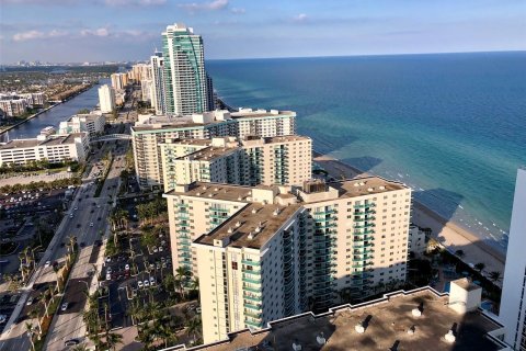 Condo in Hollywood, Florida, 1 bedroom  № 1375964 - photo 1