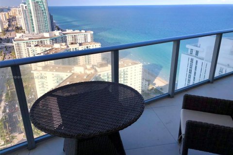 Condo in Hollywood, Florida, 1 bedroom  № 1375964 - photo 2