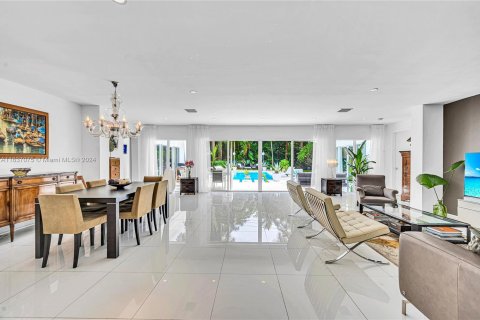 House in Coral Gables, Florida 4 bedrooms, 263.29 sq.m. № 1333249 - photo 11