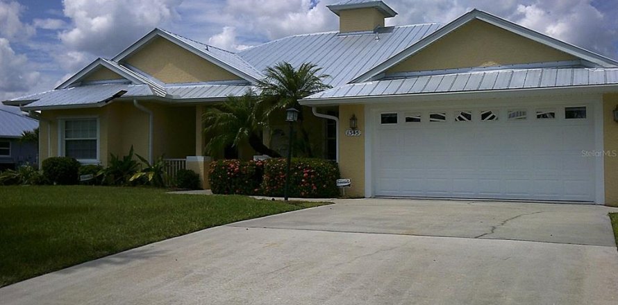 House in Okeechobee, Florida 3 bedrooms, 176.14 sq.m. № 716945