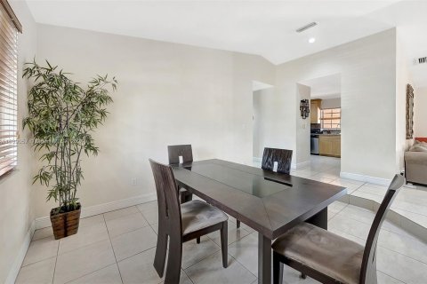 Casa en venta en Miami, Florida, 5 dormitorios, 260.31 m2 № 1310798 - foto 12