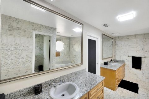 Casa en venta en Miami, Florida, 5 dormitorios, 260.31 m2 № 1310798 - foto 26