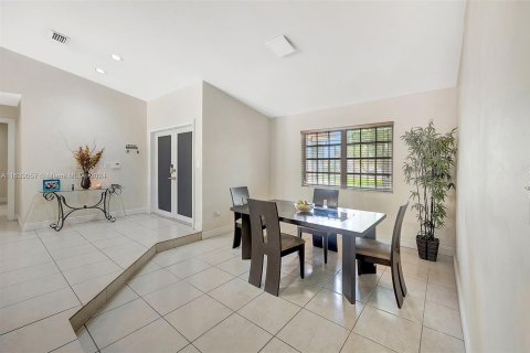 Casa en venta en Miami, Florida, 5 dormitorios, 260.31 m2 № 1310798 - foto 10