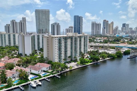 Condo in Sunny Isles Beach, Florida, 1 bedroom  № 1348965 - photo 1