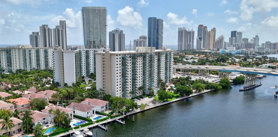 Condominio en Sunny Isles Beach, Florida, 1 dormitorio  № 1348965