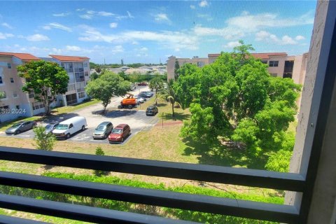 Condo in Lauderdale Lakes, Florida, 1 bedroom  № 1233114 - photo 1