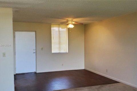 Condo in Lauderdale Lakes, Florida, 1 bedroom  № 1233114 - photo 4