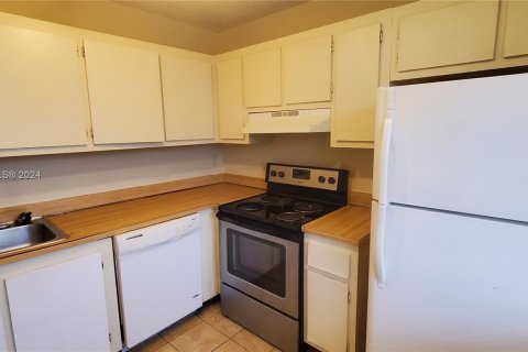 Condo in Lauderdale Lakes, Florida, 1 bedroom  № 1233114 - photo 5