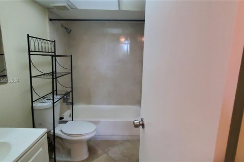 Condo in Lauderdale Lakes, Florida, 1 bedroom  № 1233114 - photo 8