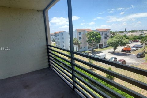 Condo in Lauderdale Lakes, Florida, 1 bedroom  № 1233114 - photo 12