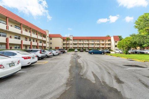 Condo in Sunrise, Florida, 2 bedrooms  № 1310824 - photo 22