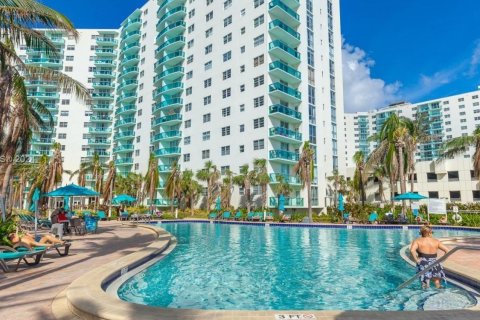 Condominio en venta en Hollywood, Florida, 2 dormitorios, 108.97 m2 № 1271605 - foto 1