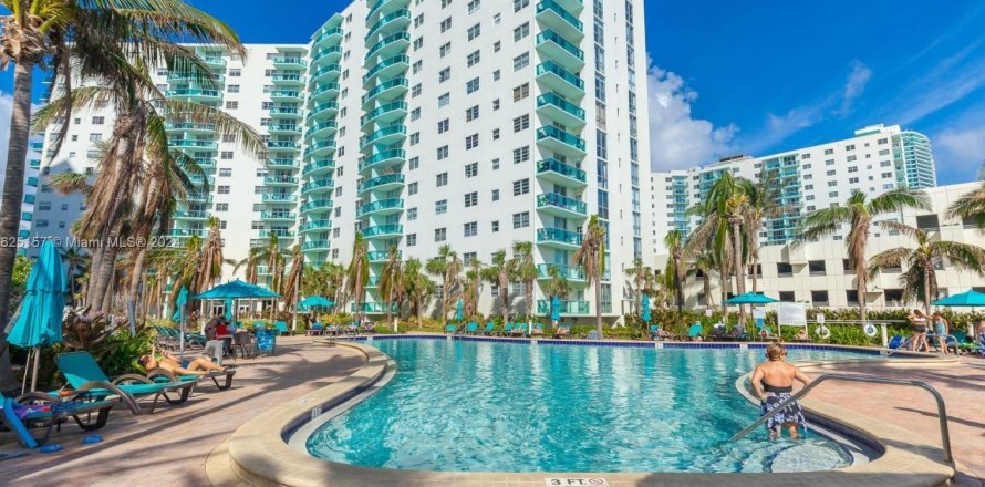 Condominio en Hollywood, Florida, 2 dormitorios  № 1271605