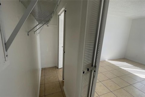 Condo in Tampa, Florida, 1 bedroom  № 1413308 - photo 24