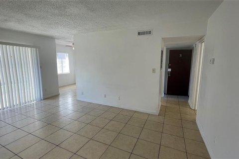 Condo in Tampa, Florida, 1 bedroom  № 1413308 - photo 9