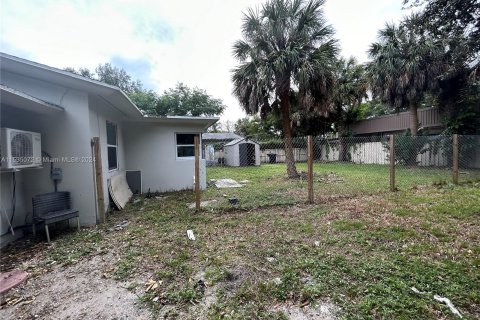 House in Fort Lauderdale, Florida 5 bedrooms, 148.64 sq.m. № 1015958 - photo 5