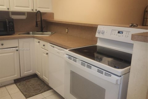 Condo in Tamarac, Florida, 1 bedroom  № 1310343 - photo 5