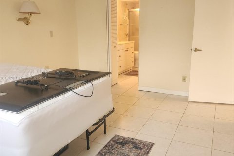 Condo in Tamarac, Florida, 1 bedroom  № 1310343 - photo 11