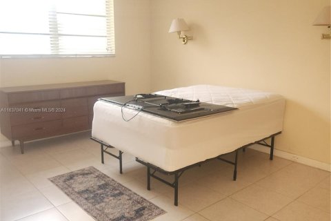 Condo in Tamarac, Florida, 1 bedroom  № 1310343 - photo 12