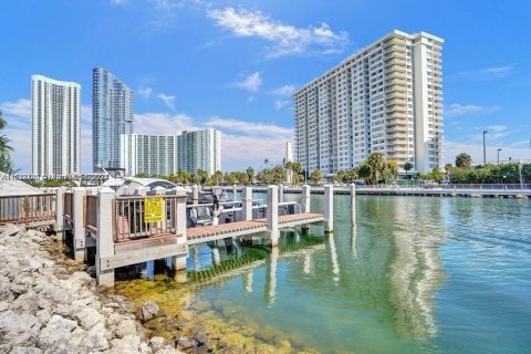 Condo in Sunny Isles Beach, Florida, 1 bedroom  № 1310344 - photo 1