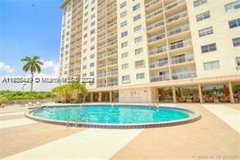 Condo in Sunny Isles Beach, Florida, 1 bedroom  № 1310344 - photo 18