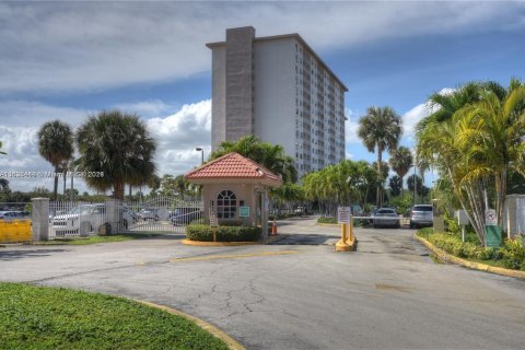 Condo in Sunny Isles Beach, Florida, 1 bedroom  № 1310344 - photo 25