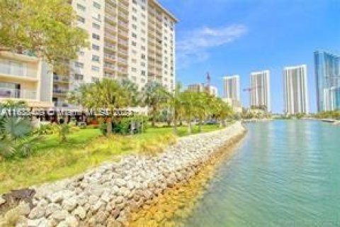 Condo in Sunny Isles Beach, Florida, 1 bedroom  № 1310344 - photo 13