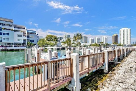 Condo in Sunny Isles Beach, Florida, 1 bedroom  № 1310344 - photo 3