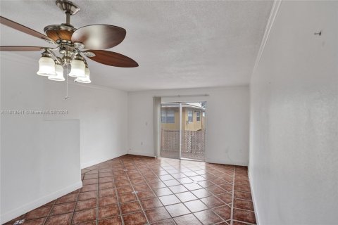 Condo in Hialeah, Florida, 3 bedrooms  № 1269012 - photo 13