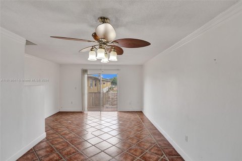 Condo in Hialeah, Florida, 3 bedrooms  № 1269012 - photo 9