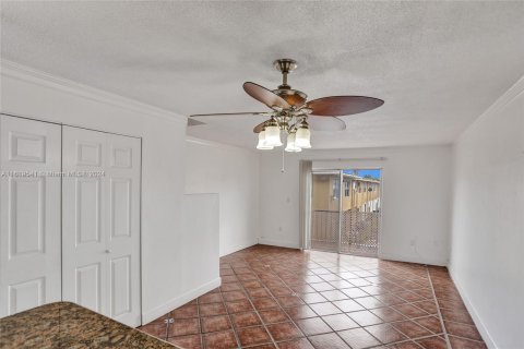 Condo in Hialeah, Florida, 3 bedrooms  № 1269012 - photo 12