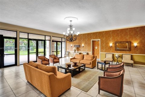 Condo in Palm Springs, Florida, 1 bedroom  № 1269014 - photo 23