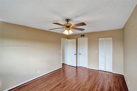 Condo in Palm Springs, Florida, 1 bedroom  № 1269014 - photo 14