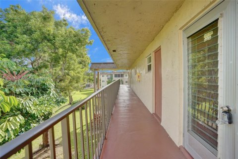 Condo in Palm Springs, Florida, 1 bedroom  № 1269014 - photo 21