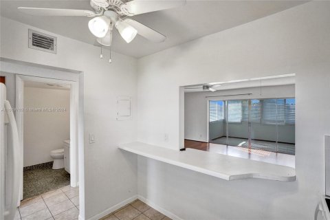 Condo in Palm Springs, Florida, 1 bedroom  № 1269014 - photo 4