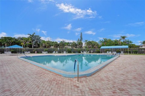 Condo in Palm Springs, Florida, 1 bedroom  № 1269014 - photo 26