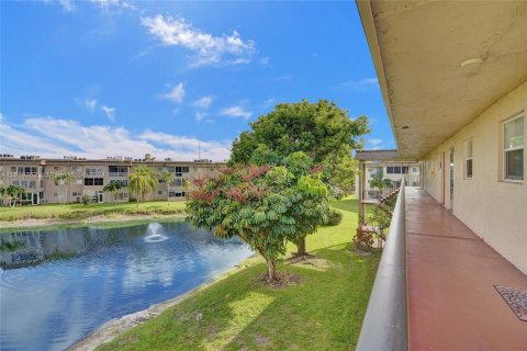 Copropriété à vendre à Palm Springs, Floride: 1 chambre, 66.43 m2 № 1269014 - photo 20