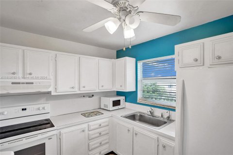 Condo in Palm Springs, Florida, 1 bedroom  № 1269014 - photo 3