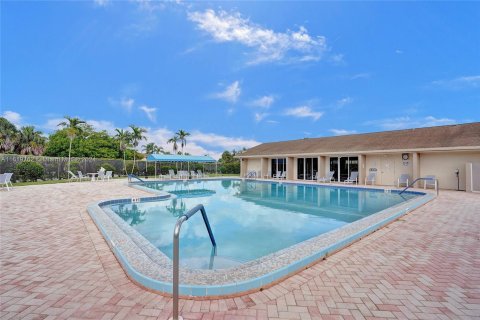 Condo in Palm Springs, Florida, 1 bedroom  № 1269014 - photo 25