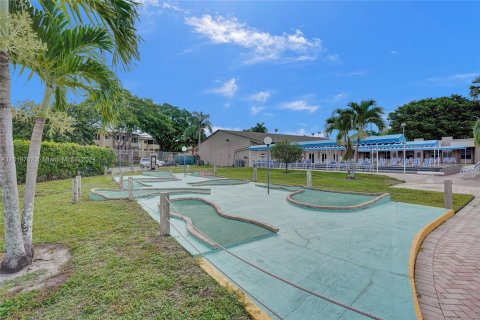 Condo in Palm Springs, Florida, 1 bedroom  № 1269014 - photo 30